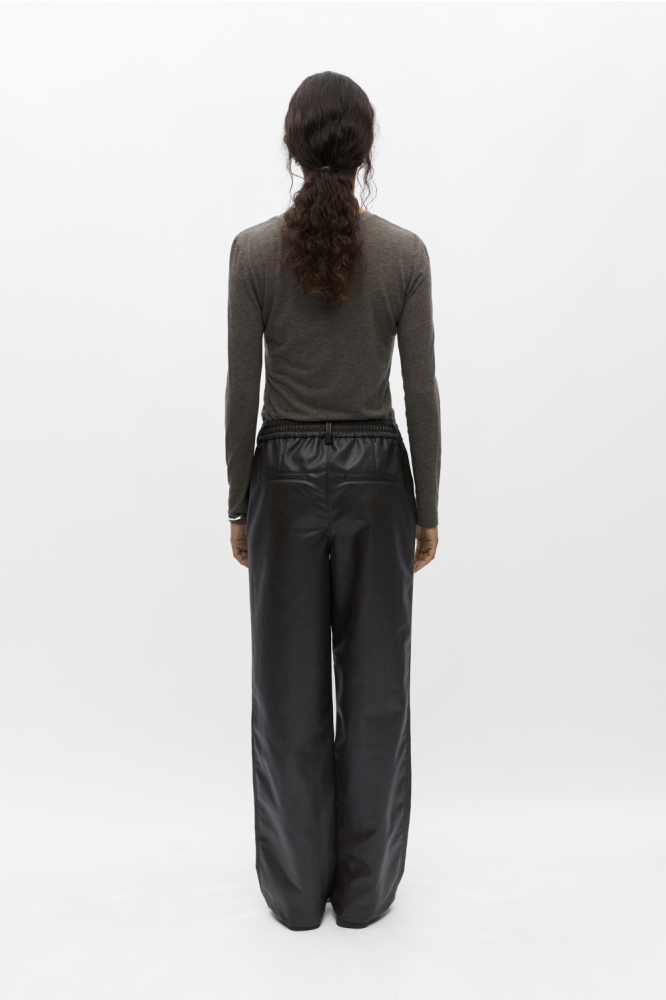 Object bruine dames broek | Model achteraanzicht