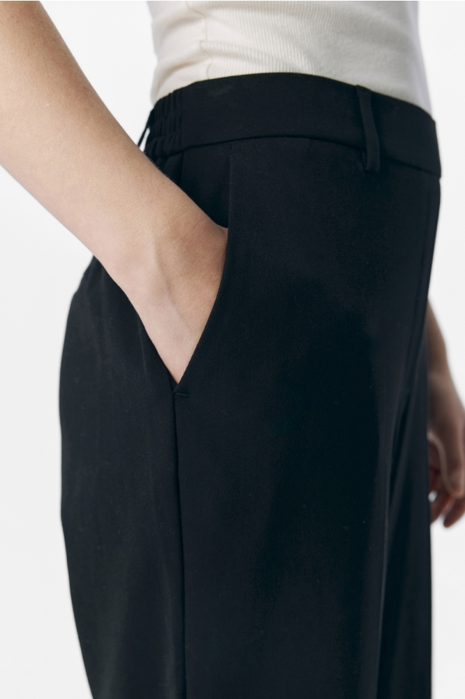 Object zwarte dames broek | Close up