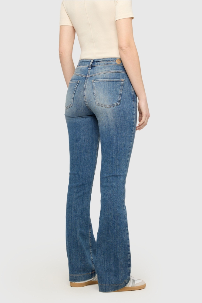 Mac blauwe dames jeans | Model achteraanzicht