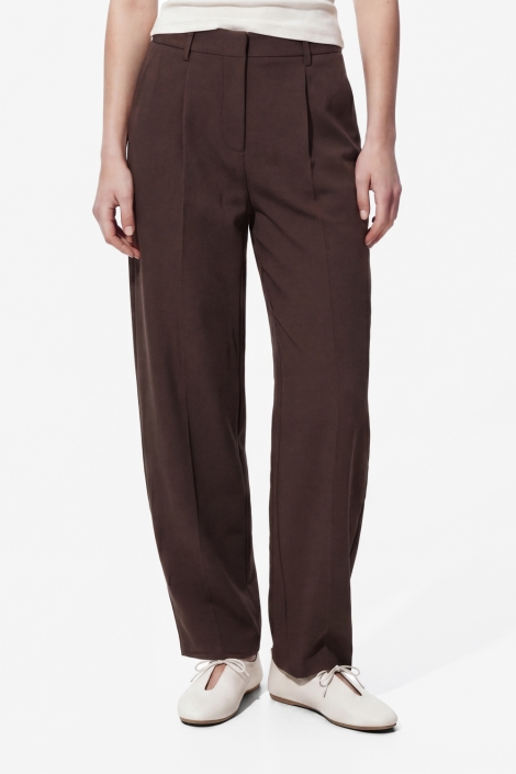 Pieces bruine dames broek | Model vooraanzicht