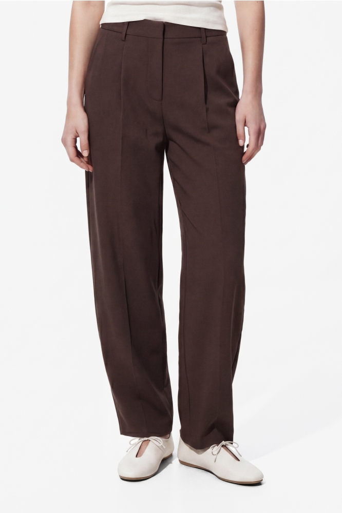 Pieces bruine dames broek | Model vooraanzicht