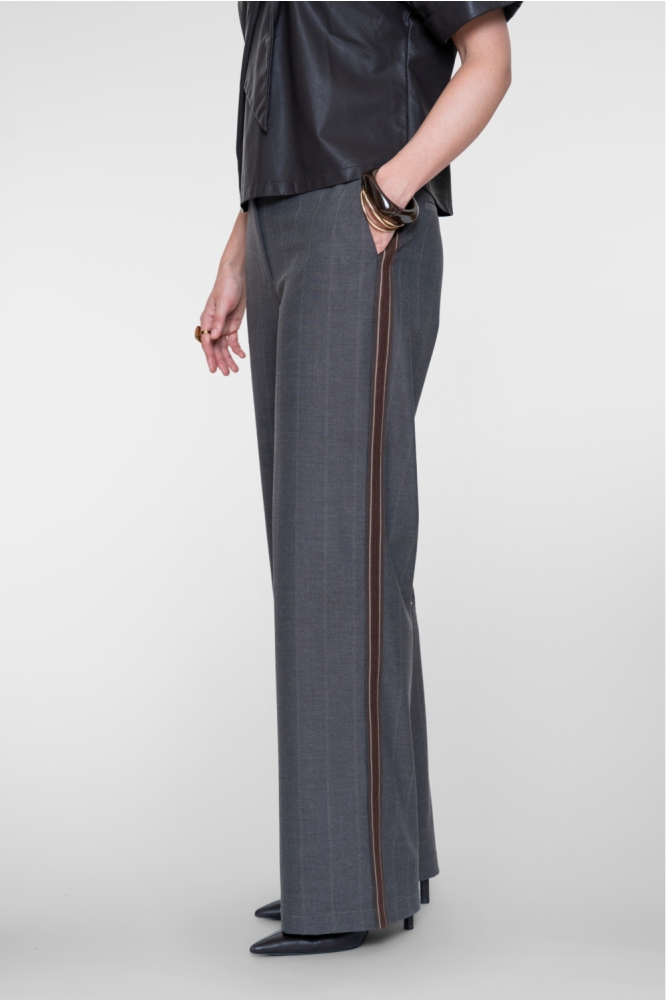 Geisha bruine dames broek | Model zijaanzicht