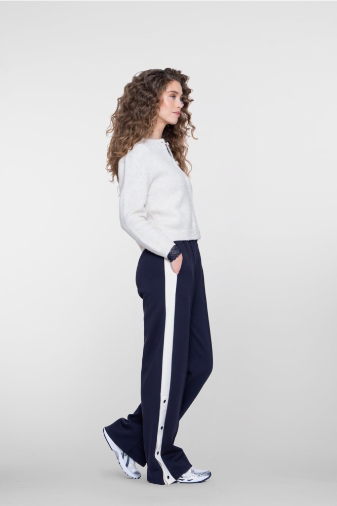 Geisha blauwe dames broek | Model zijaanzicht