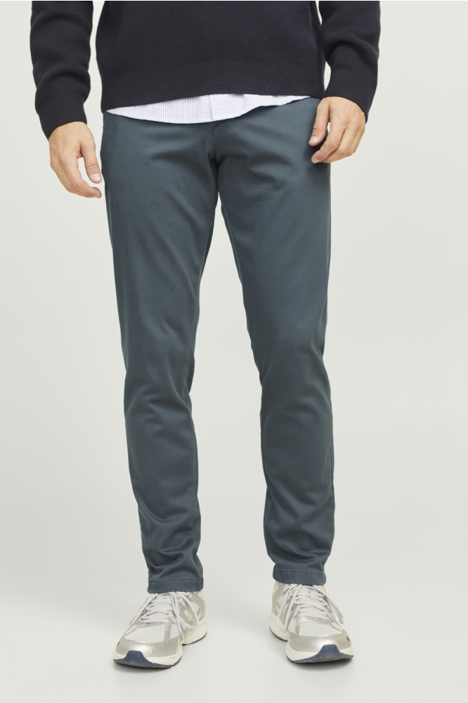 Jack & Jones groene heren broek | Model vooraanzicht