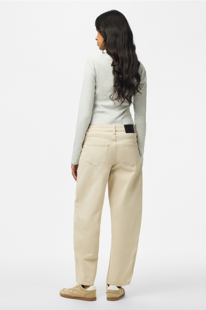 Pieces beige dames jeans | Model achteraanzicht