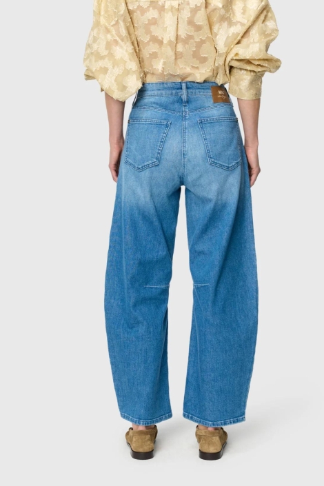Mac blauwe dames jeans | Model achteraanzicht