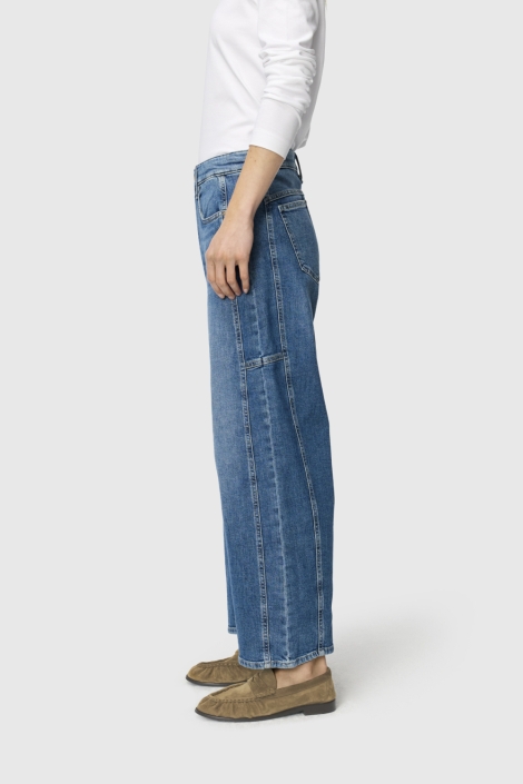 Mac blauwe dames jeans | Model zijaanzicht