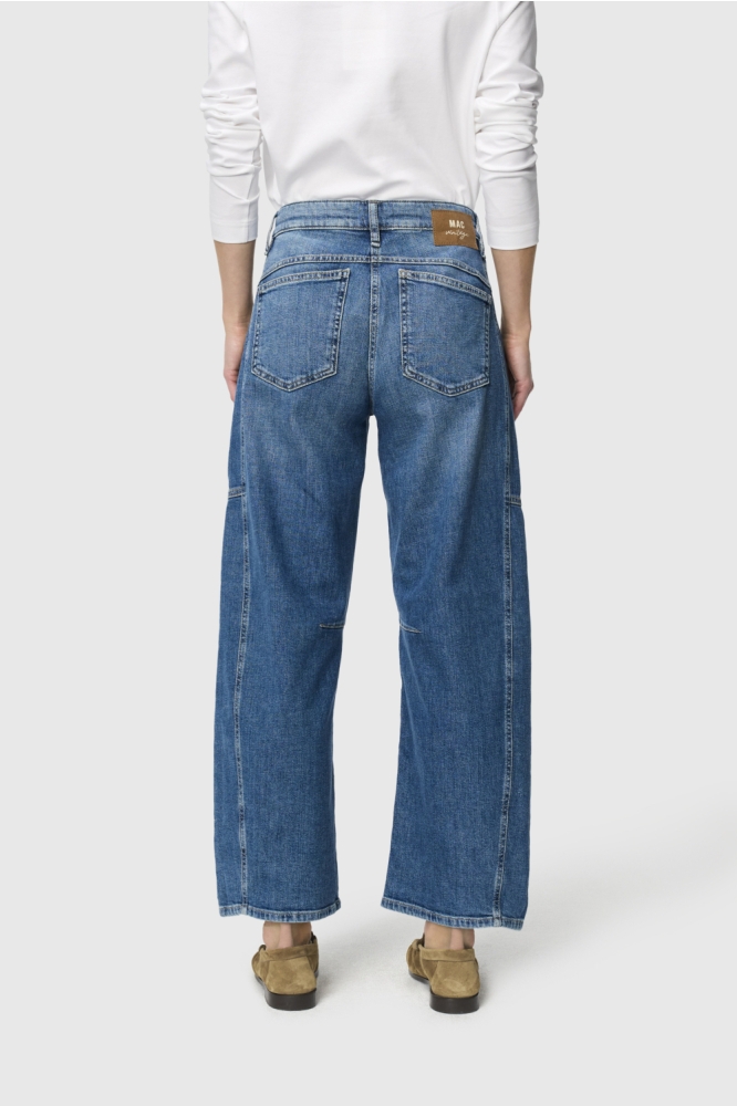 Mac blauwe dames jeans | Model achteraanzicht