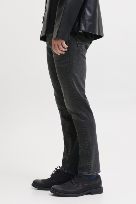 Jack & Jones zwarte heren jeans | Model zijaanzicht
