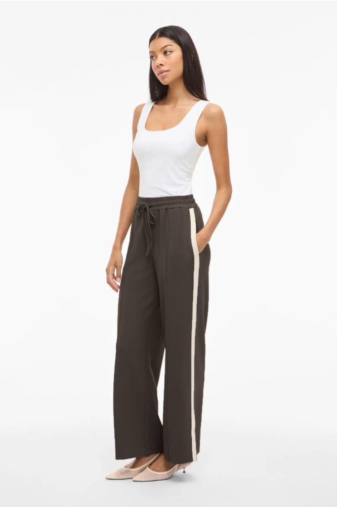 Vila bruine dames broek | Model zijaanzicht