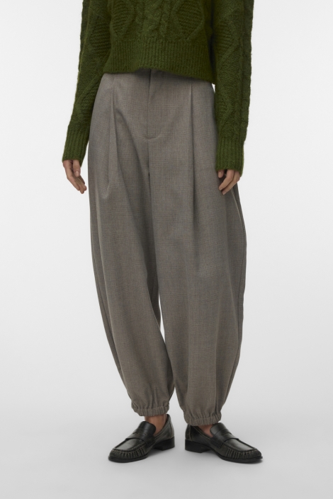 Vero Moda beige dames broek | Model vooraanzicht