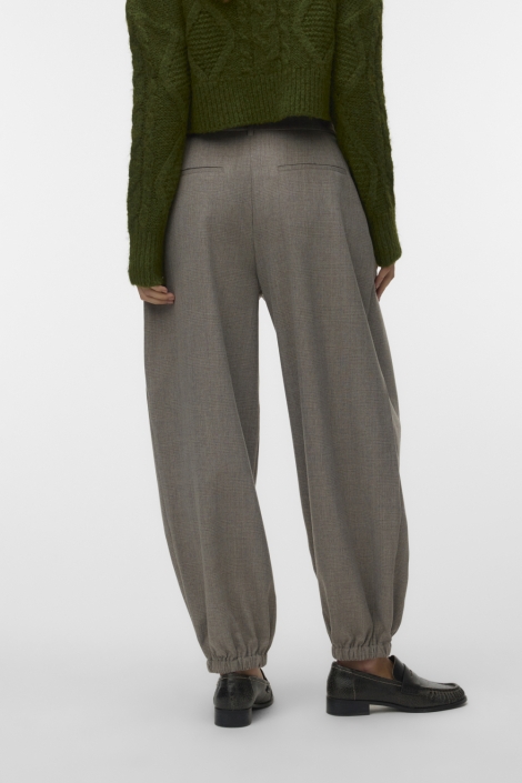 Vero Moda beige dames broek | Model achteraanzicht
