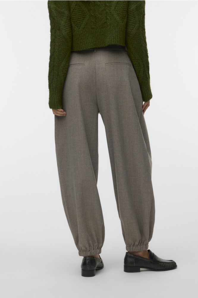 Vero Moda beige dames broek | Model achteraanzicht