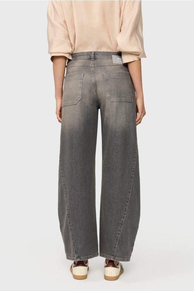 Mac grijze dames jeans | Model achteraanzicht