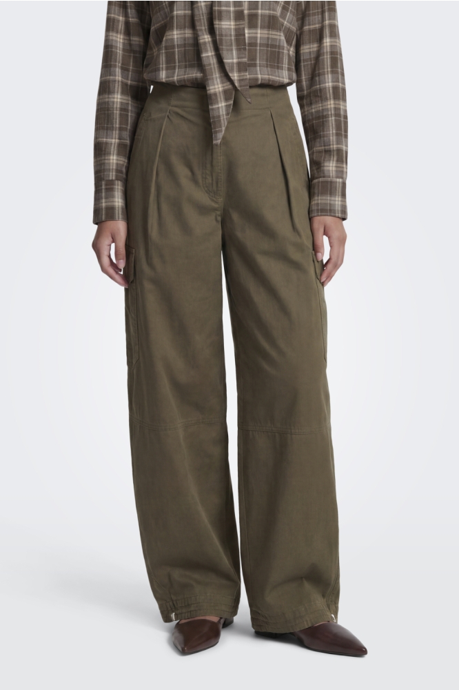 Only bruine dames broek | Model vooraanzicht