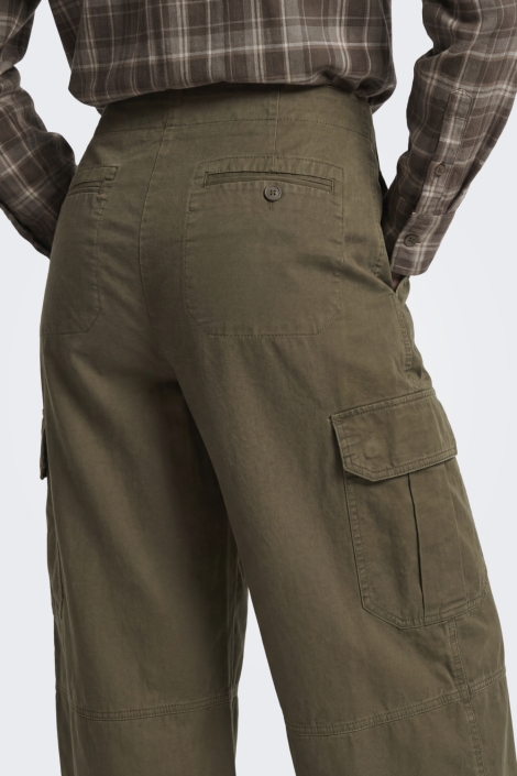 Only bruine dames broek | Model achteraanzicht