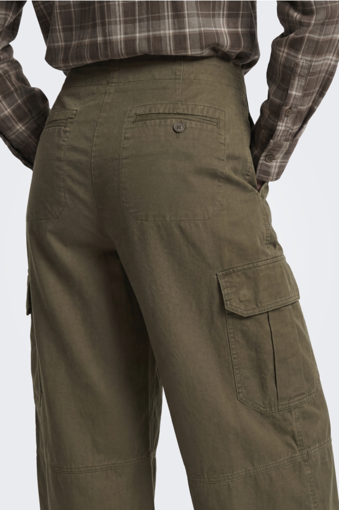 Only bruine dames broek | Model achteraanzicht