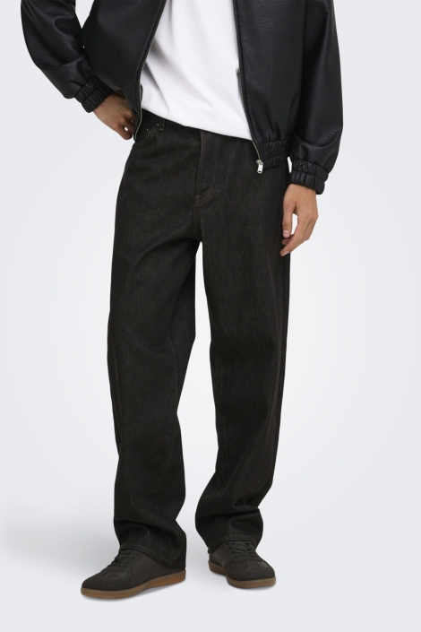 Only & Sons bruine heren jeans | Model vooraanzicht