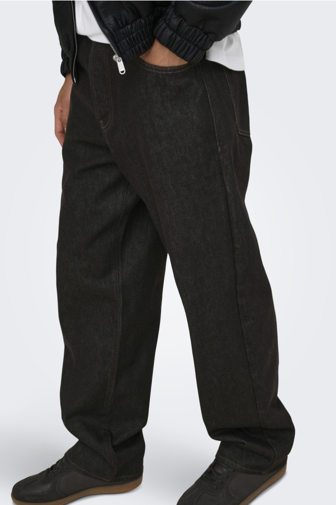 Only & Sons bruine heren jeans | Model zijaanzicht