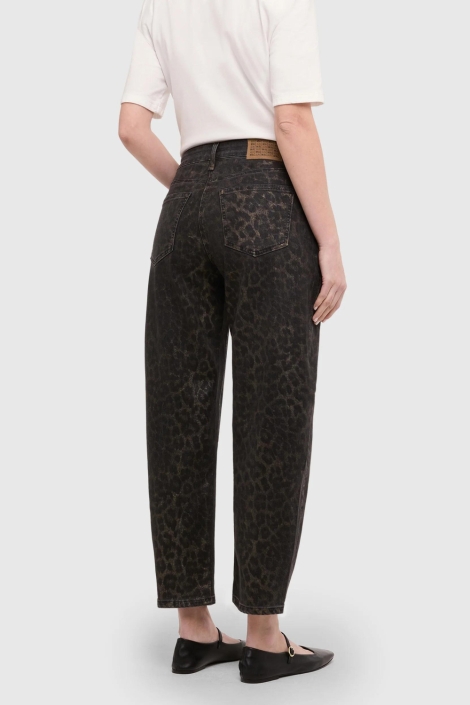 Mac bruine dames jeans | Model achteraanzicht