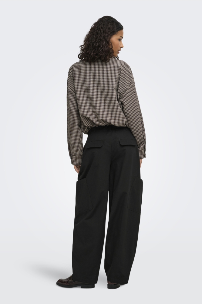 Jacqueline de Yong zwarte dames broek | Model achteraanzicht