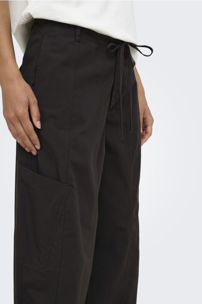 Jacqueline de Yong bruine dames broek | Model zijaanzicht