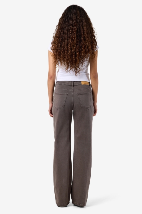 Noisy may bruine dames jeans | Model achteraanzicht