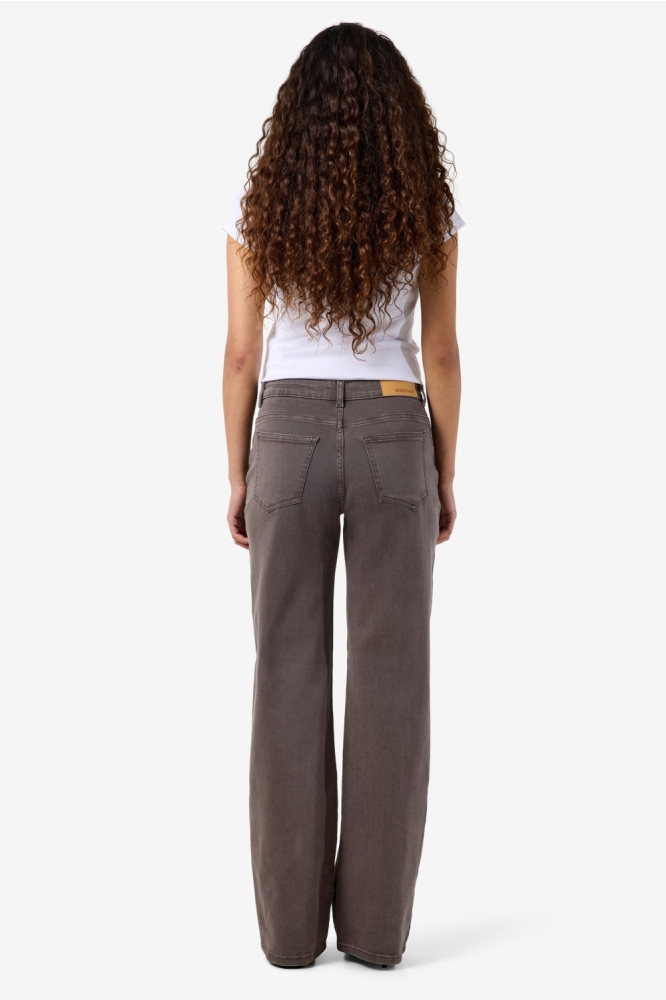 Noisy may bruine dames jeans | Model achteraanzicht