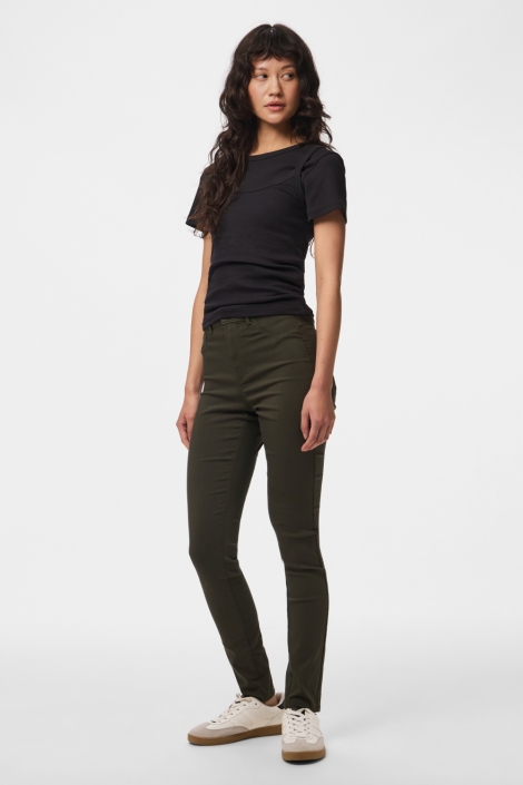 Pieces groene dames broek | Model vooraanzicht