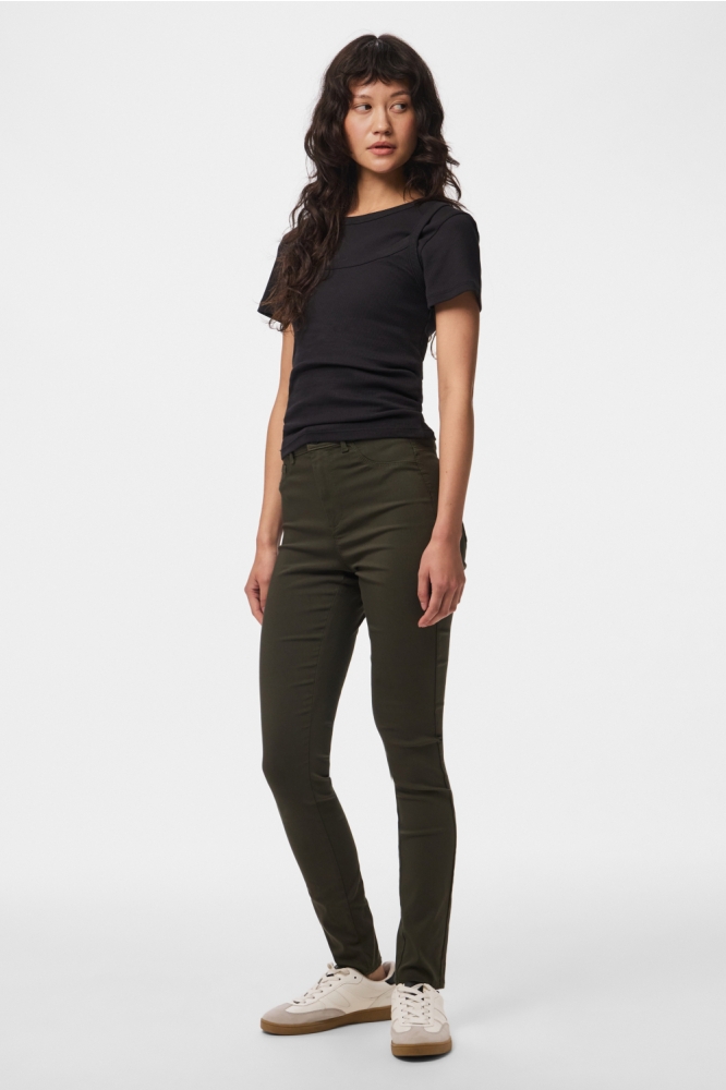 Pieces groene dames broek | Model vooraanzicht