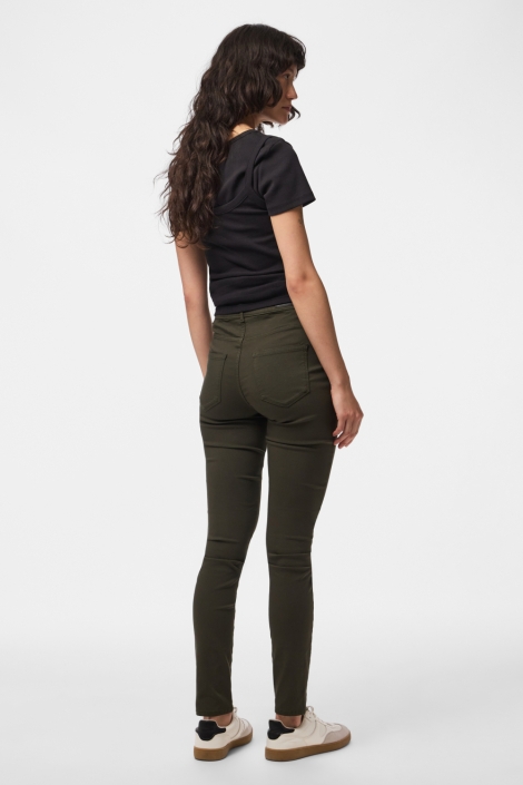 Pieces groene dames broek | Model achteraanzicht