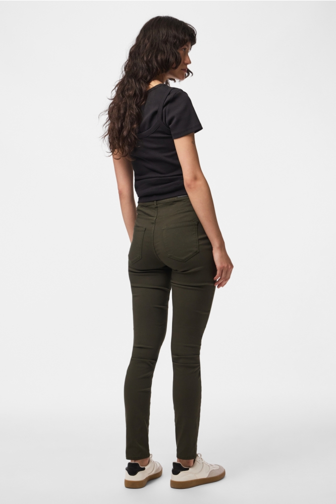 Pieces groene dames broek | Model achteraanzicht