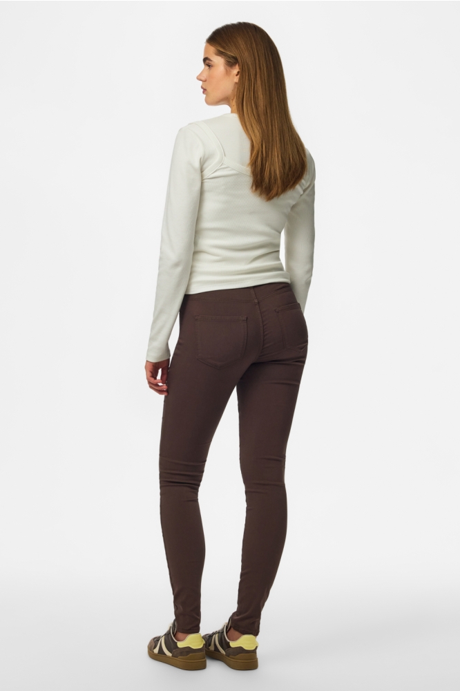 Pieces bruine dames broek | Model achteraanzicht