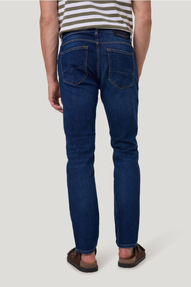 Pierre Cardin blauwe heren jeans | Model achteraanzicht