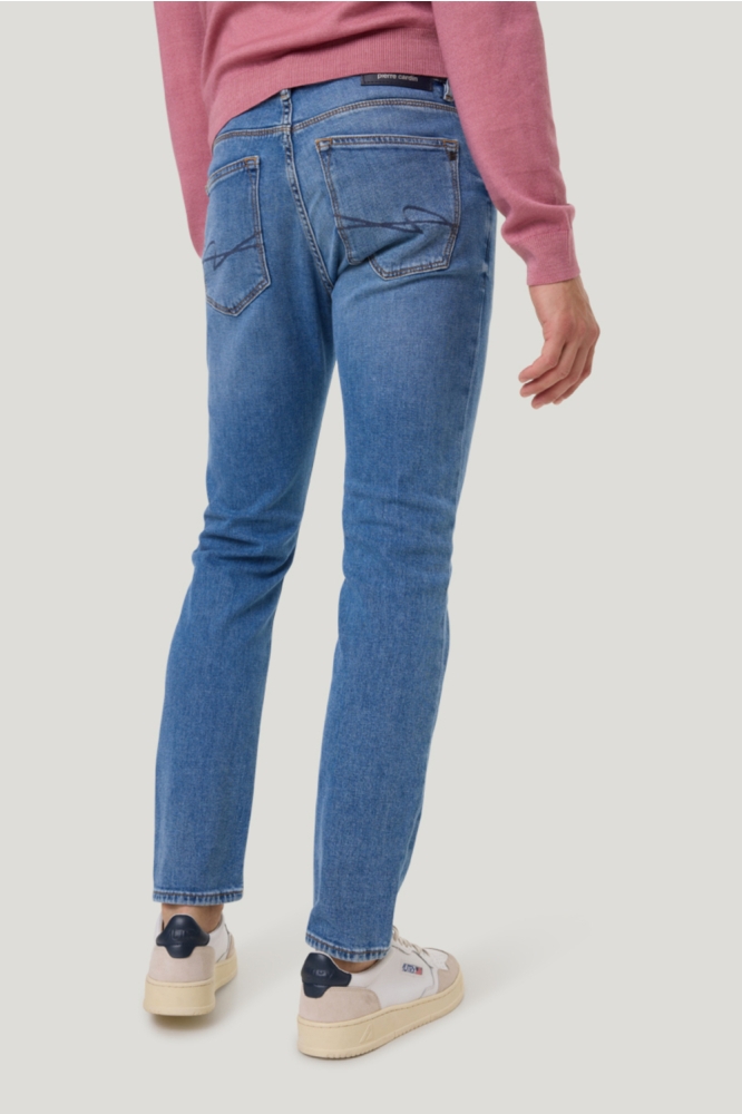 Pierre Cardin blauwe heren jeans | Model achteraanzicht