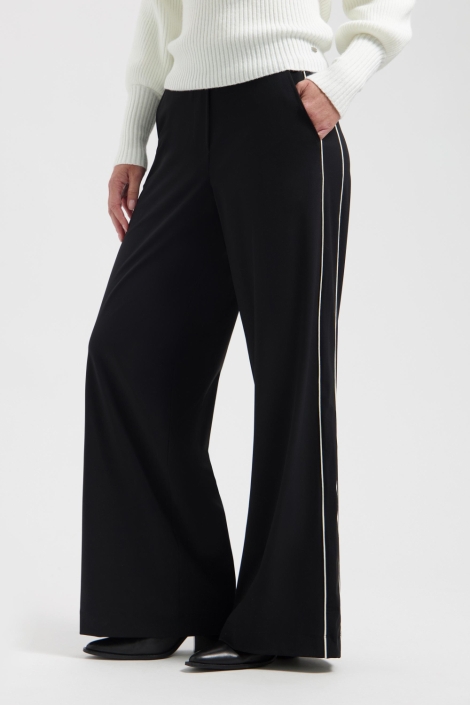 Lady Day zwarte dames broek | Model vooraanzicht