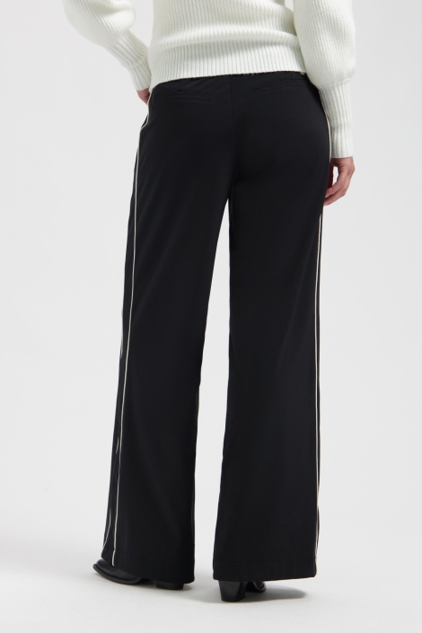 Lady Day zwarte dames broek | Model achteraanzicht