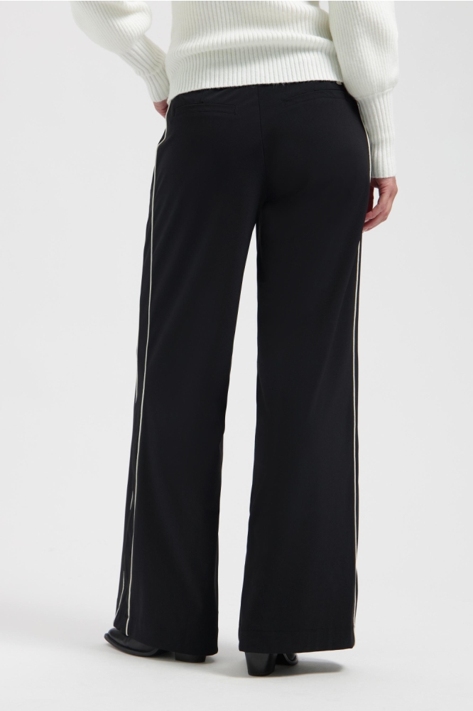 Lady Day zwarte dames broek | Model achteraanzicht
