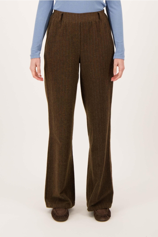 Zusss bruine dames broek | Model vooraanzicht
