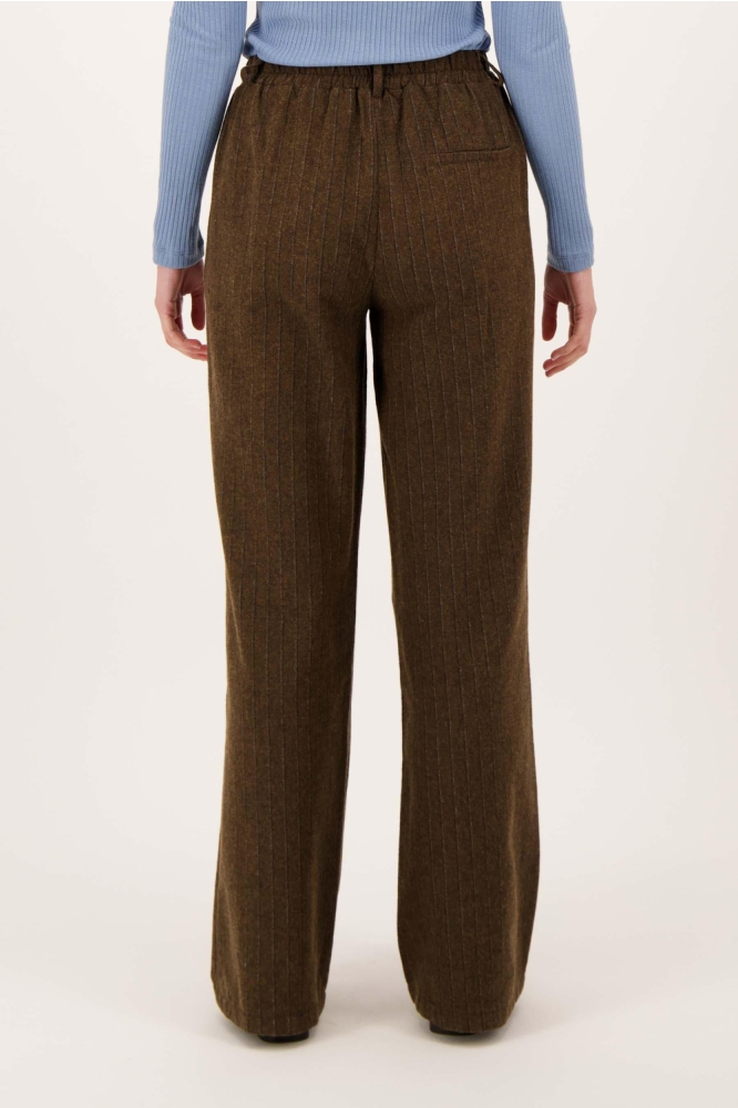 Zusss bruine dames broek | Model achteraanzicht