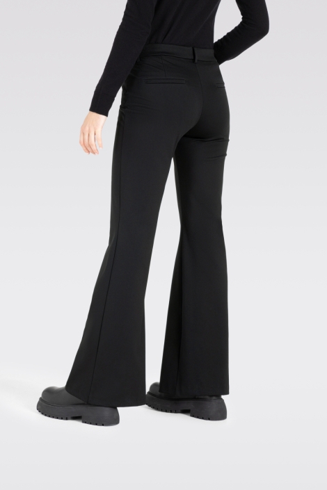 Mac zwarte dames broek | Model achteraanzicht