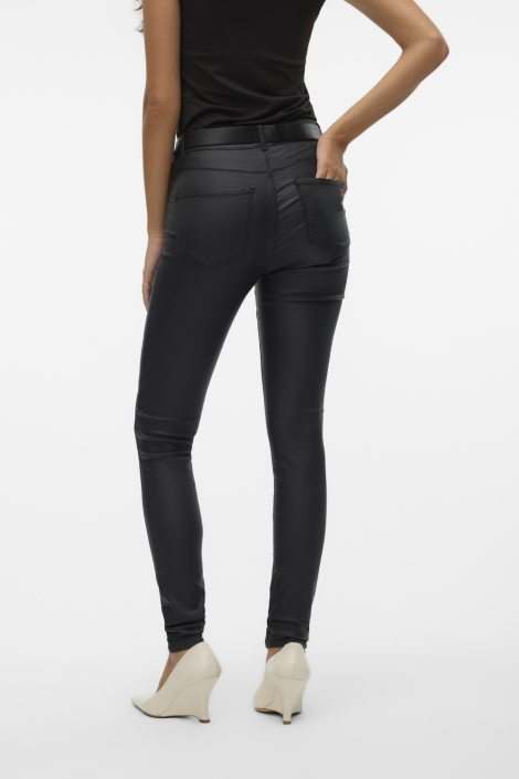 Vero Moda zwarte dames broek | Model achteraanzicht
