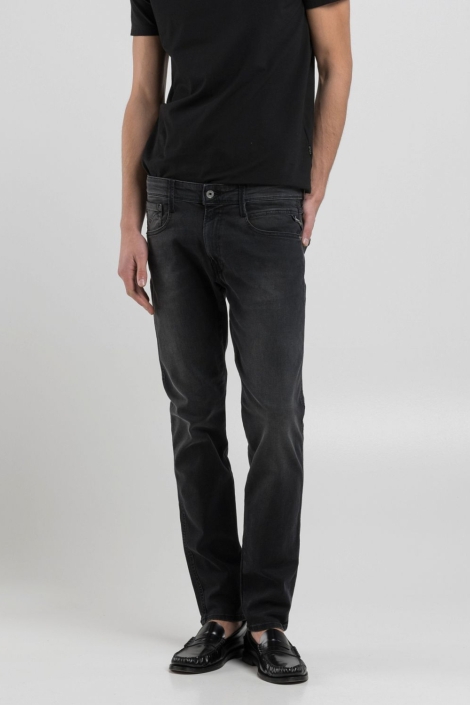 Replay zwarte heren jeans | Model vooraanzicht