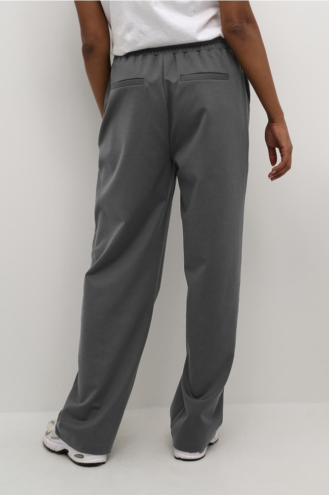 Kaffe grijze dames broek | Model achteraanzicht