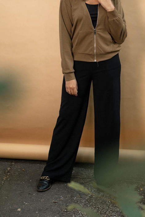 FOS Amsterdam zwarte dames broek | Model vooraanzicht