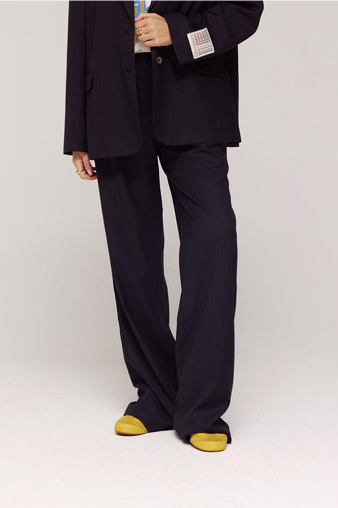 Harper & Yve zwarte dames broek | Model vooraanzicht