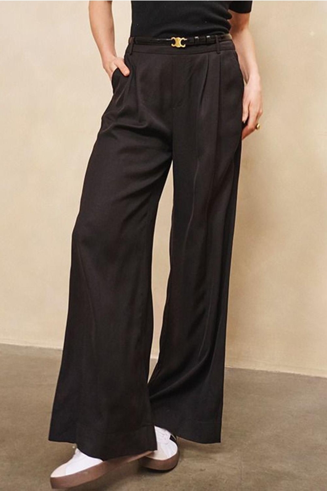 EsQualo zwarte dames broek | Model vooraanzicht