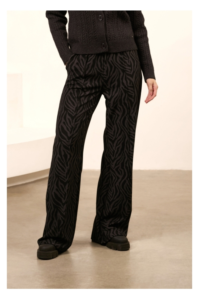 Lofty Manner grijze dames broek | Model vooraanzicht