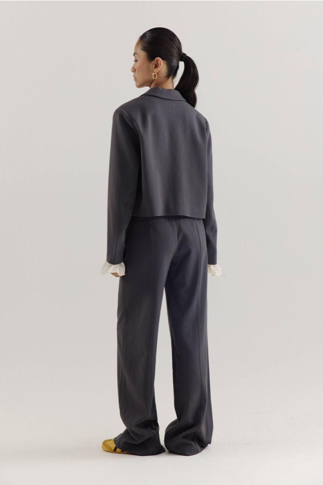 Harper & Yve grijze dames broek | Model achteraanzicht