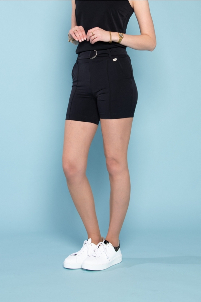 TQ Amsterdam zwarte dames korte broek | Model vooraanzicht